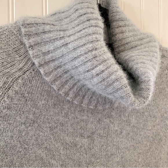 PORTOLANO Cashmere Relaxed Asymmetrical pullover poncho - Picture 5 of 10